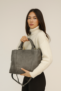 Bolso grande gris de piel genuina de res con asas y correa ajustable